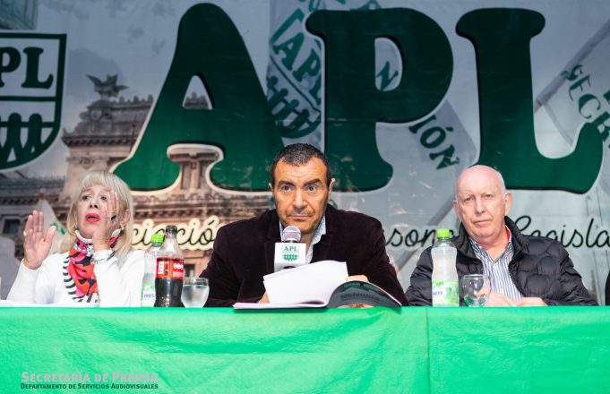 Multitudinaria movilización de la APL