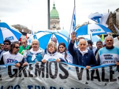 Las banderas de Viales en alto