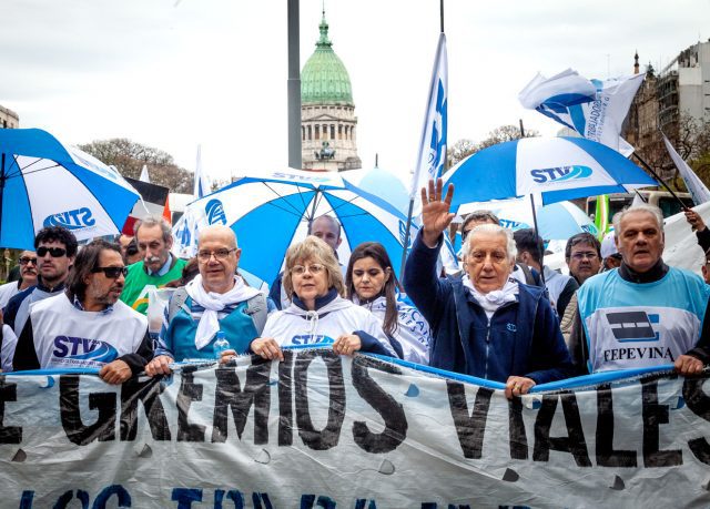 Las banderas de Viales en alto
