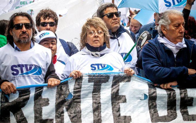 VIALES: Cuadrilla de Mujeres en mantenimiento de rutas en Chubut
