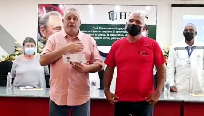 APA: EDGARDO LLANO líder de los pilotos aeronáuticos condecorado por la Central Cubana