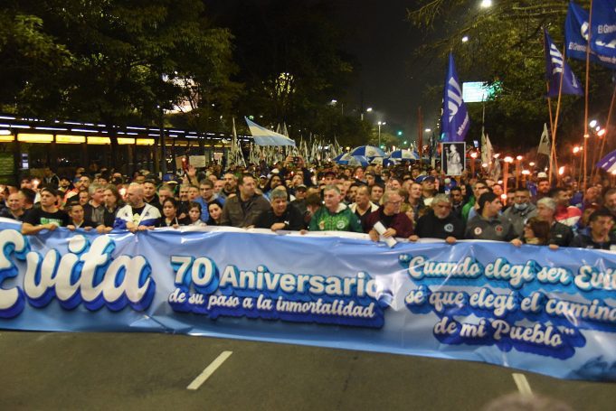 EVITA recibió el tributo del Frente Sindical y la Corriente Federal con una MARCHA de ANTORCHAS