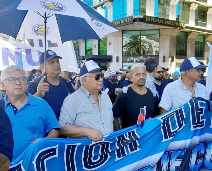 AT. LEGISLADORES: PAPELEROS PARAN y MOVILIZAN en lucha por sus DERECHOS y en DEFENSA de la PATRIA