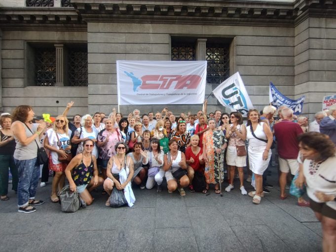 DOCENTES presentes en el «RUIDAZO» en el Congreso de la Nación en DEFENSA de las JUBILACIONES