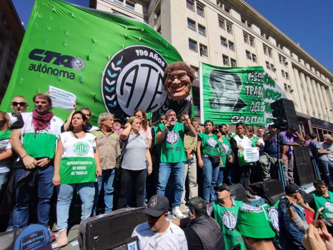 ATE NACIONAL: Masiva movilización de ESTATALES a Economía en el marco del PARO NACIONAL por DESPIDOS