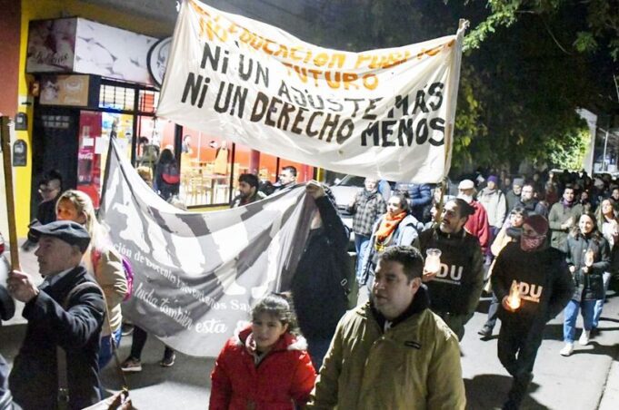 SAN LUIS: PROTESTA SOCIAL con MARCHA de ANTORCHAS de trabajadores de SALUD, EDUCACIÓN y JUSTICIA
