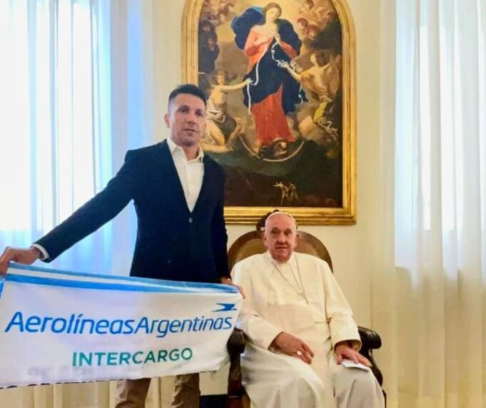 AERONAVEGANTES en un encuentro con el PAPA FRANCISCO defendieron AEROLINEAS y su rol crucial