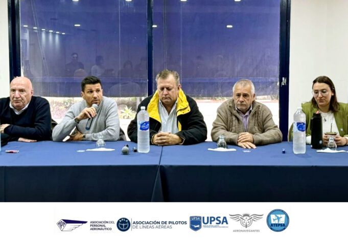 AERONÁUTICOS: El gobierno «vuela hacia la ilegalidad» si reglamenta «la esencialidad del servicio «