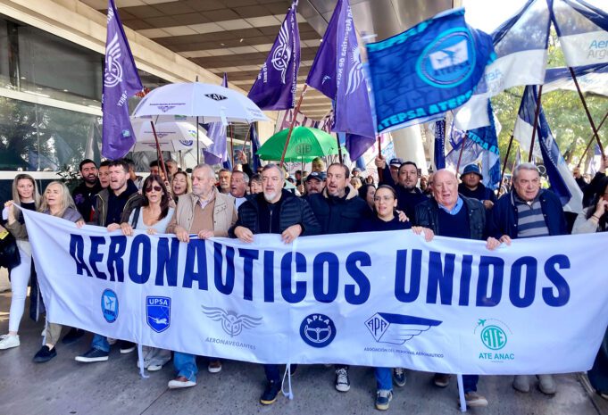 AERONÁUTICOS rechazan la crisis salarial y la desregulación con la apertura irrestricta de los cielos
